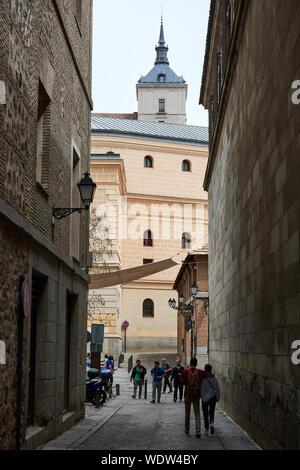 TOLEDO, Spanien - 24 April 2018: die Straße zu den Alcazar von Toledo führenden Schmalen. Stockfoto