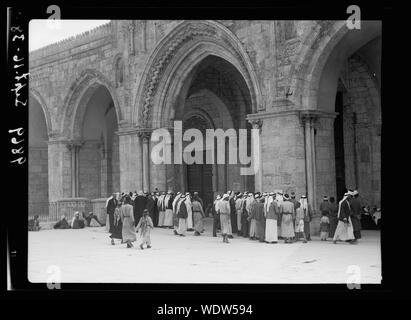 Gruppen von Arabern vor El - Aksa [d. h., al-Aqsa] Moschee lesen rebel Poster. Freitag, Sept. 16, 1938 Abstract / Medium: G. Eric und Edith Matson Fotosammlung Stockfoto