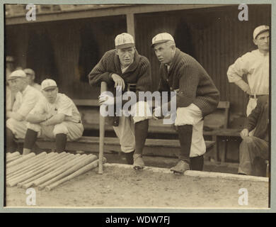 Grover Cleveland Alexander & Manager Pat Moran im Hintergrund sind Joe Oeschger, Possum Whitted, & Milt lieferbar, Philadelphia NL (Baseball) Abstract / Medium: 1 Fotoabzug. Stockfoto