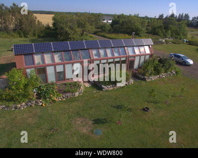 Wellington, PEI/Kanada - 23. August 2019: Ein Earthship Stil home in Wellington, PEI, die teilweise durch einen kickstarter Projekt von Jordan Cam laufen finanziert wurde Stockfoto