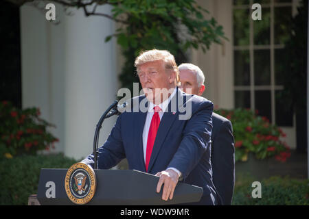 Washington DC, USA. 29 Aug, 2019. Präsidenten der Vereinigten Staaten Donald J. Trumpf macht Erläuterungen zur Gründung der US Space Command im Rosengarten des Weißen Hauses in Washington, DC am Donnerstag, 29. August 2019. Der Befehl wird die Führung der militärischen Agentur werden für die Planung und Ausführung von Space Operations und wird ein Schritt sein in Richtung auf die Schaffung einer Space Force als neuen militärischen Service. Credit: Ron Sachs/Pool über CNP/MediaPunch Credit: MediaPunch Inc/Alamy leben Nachrichten Stockfoto