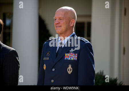 Washington DC, USA. 29 Aug, 2019. General John W. 'Jay' Raymond, Commander, Air Force Space Command, hört als Präsidenten der Vereinigten Staaten Donald J. Trumpf des US Space Command im Rosengarten des Weißen Hauses in Washington, DC am Donnerstag, 29. August 2019 legt. Der Befehl wird die Führung der militärischen Agentur werden für die Planung und Ausführung von Space Operations und wird ein Schritt sein in Richtung auf die Schaffung einer Space Force als neuen militärischen Service. Credit: Ron Sachs/Pool über CNP/MediaPunch Credit: MediaPunch Inc/Alamy leben Nachrichten Stockfoto