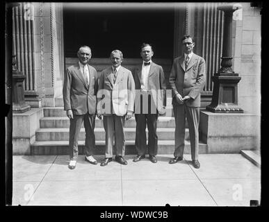 Gast von Nat'l Eidg. Post Sekretärinnen, Ludwig Maier, Wien, Österreich (zweiter von links) in Washington heute fotografiert wo er ist Gast der Nationalen Föderation der Post Sekretärinnen. Herr Maier ist Sekretär der Internationalen Postal Telegraph und Telefon. Er wird einen Monat in den Vereinigten Staaten bleiben die Untersuchung der Postdienst in den größeren Städten. In der Gruppe, von Links nach Rechts: Thos. F. Flaherty, Secretary-Treasurer Nationale Föderation der Post Sekretärinnen, Herr Maier, Leo E.George, Präsident der Nationalen Föderation und William Otto, Assistant Secretary-Trea Stockfoto