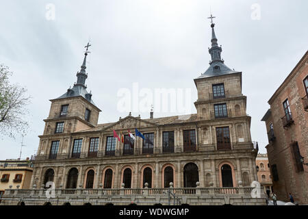 TOLEDO, Spanien - 24 April 2018: Die Fassade des Rathauses in Toledo. Stockfoto