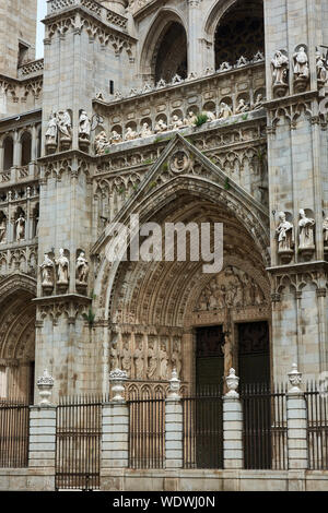 TOLEDO, Spanien - 24 April 2018: Details und Gruppen von Skulpturen auf der Hauptfassade des Primas Kathedrale der Heiligen Maria von Toledo, mit der Glocke zu Stockfoto