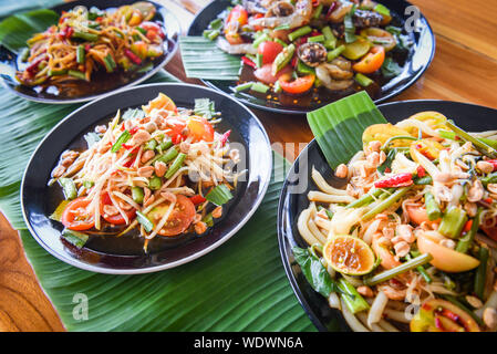 Papaya Salat serviert auf Esstisch/Green Papaya Salat spicy thai Essen auf dem Teller mit frischem Gemüse und Gewürze Meeresfrüchte Garnelen Krabben Nudeln - Som t Stockfoto