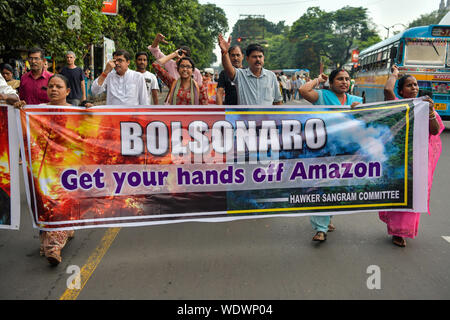 Kolkata, Indien. 29 Aug, 2019. Die Demonstranten skandieren Parolen halten ein Banner während des Protestes gegen die verheerenden Wild Fire in Amazon und Hervorhebung Bedenken über die Kontrolle der Politik durch die brasilianische Präsident Jair Bolsonaro Messias. Den tobenden Feuer, brennende massive erstreckt sich der Amazonas Regenwald, haben durch August 2019 intensiviert das Leben der Volk bedroht. Unter den 80000 Brände in diesem Jahr bisher, dies wird protokolliert die tödlichste werden durch das Nationale Institut für Weltraumforschung (INPE). Credit: SOPA Images Limited/Alamy leben Nachrichten Stockfoto