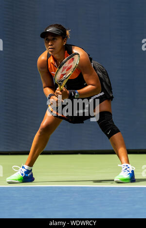 Naomi in Osaka (JPN) konkurrieren in der ersten Runde der US Open Tennis 2019 tragen ihre Neue NikeCourt x Sacai tennis Outfit, am 27. August 2019 in New York, USA. Credit: Paul J Sutton/PCN/LBA/Alamy leben Nachrichten Stockfoto