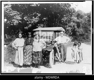 Gypsy mit Frauen und Kindern, und Mann mit Automobil Abstract / Medium: 1 Fotoabzug. Stockfoto