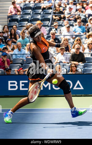 Naomi in Osaka (JPN) konkurrieren in der ersten Runde der US Open Tennis 2019 tragen ihre Neue NikeCourt x Sacai tennis Outfit, am 27. August 2019 in New York, USA. Credit: Paul J Sutton/PCN/LBA/Alamy leben Nachrichten Stockfoto