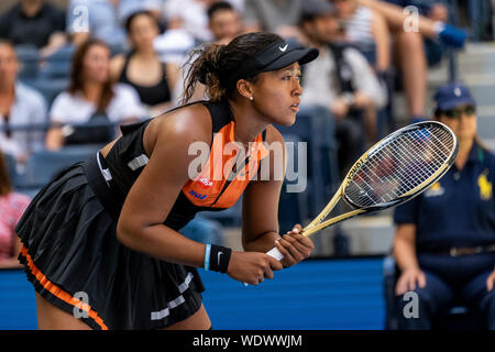 Naomi in Osaka (JPN) konkurrieren in der ersten Runde der US Open Tennis 2019 tragen ihre Neue NikeCourt x Sacai tennis Outfit, am 27. August 2019 in New York, USA. Credit: Paul J Sutton/PCN/LBA/Alamy leben Nachrichten Stockfoto