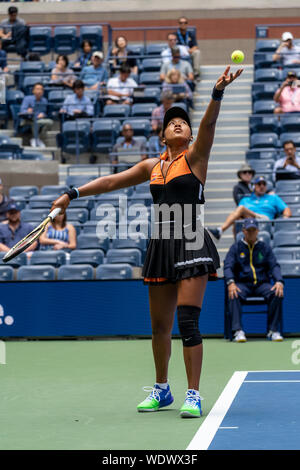 Naomi in Osaka (JPN) konkurrieren in der ersten Runde der US Open Tennis 2019 tragen ihre Neue NikeCourt x Sacai tennis Outfit, am 27. August 2019 in New York, USA. Credit: Paul J Sutton/PCN/LBA/Alamy leben Nachrichten Stockfoto