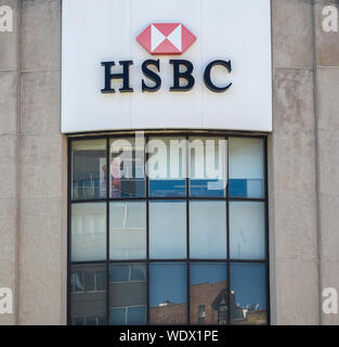 New York, NY - 16. April 2019: Äußere der HSBC Bank Filiale Gebäude mit Logo, Brooklyn, NY HSBC Holdings plc ist die multinationale Banken- und Finan Stockfoto