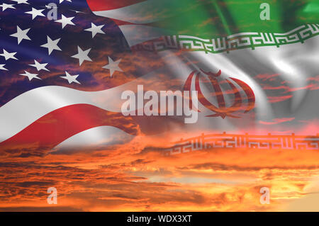 USA Vereinigte Staaten von Amerika und Iran / Iran Krieg der USA mit Fahnen an stürmischen bewölkt orange Himmel Hintergrund Stockfoto