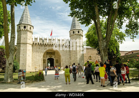 Istanbul, Türkei - 6 Juni, 2016: Massen von Touristen genießen die spektakuläre Gelände und Gebäude der Topkapi-Palast in Istanbul, Türkei. Stockfoto