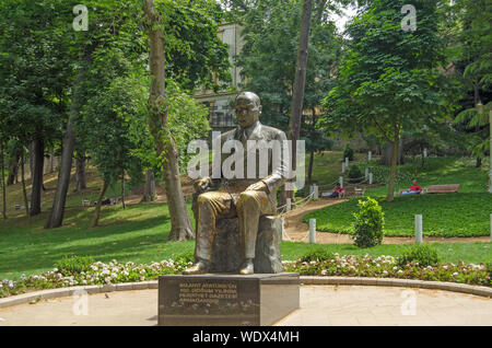 Istanbul, Türkei - 6 Juni, 2016: Statue des ehemaligen türkischen Führer Kemal Atatürk in der schattigen Gärten von Gülhane Park, Istanbul. Stockfoto