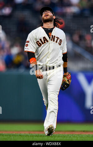 San Francisco, Kalifornien, USA. 29 Aug, 2019. August 29, 2019: San Francisco Giants shortstop Brandon Crawford (35) ist mit seinem Fehler während der MLB Spiel zwischen den San Diego Padres und die San Francisco Giants bei Oracle Park in San Francisco, Kalifornien frustriert. Chris Brown/CSM Credit: Cal Sport Media/Alamy leben Nachrichten Stockfoto
