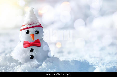 Cute ice Schneemann Frost im Winter schnee Hintergrund. Thema Weihnachten mit kopieren. Stockfoto