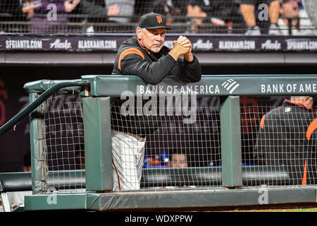 San Francisco, Kalifornien, USA. 29 Aug, 2019. August 29, 2019: San Francisco Giants Manager Bruce Bochy (15) sieht in der MLB Spiel zwischen den San Diego Padres und die San Francisco Giants bei Oracle Park in San Francisco, Kalifornien. Chris Brown/CSM Credit: Cal Sport Media/Alamy leben Nachrichten Stockfoto