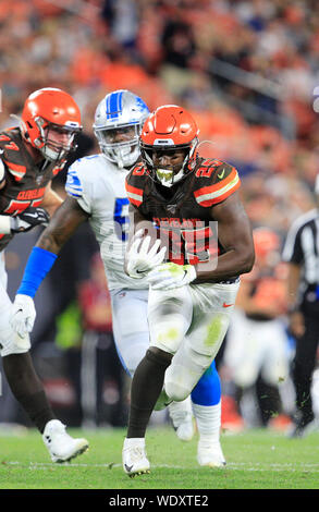 Cleveland, Ohio, USA. 29 Aug, 2019. August 29, 2019: Cleveland Browns zurück laufen Dontrell Hilliard (25) Läuft die Kugel an der NFL Preseason Woche 4 Fußballspiel zwischen den Detroit Lions und der Cleveland Browns zunächst Energie Stadion in Cleveland, Ohio. JP Waldron/Cal Sport Media Credit: Cal Sport Media/Alamy leben Nachrichten Stockfoto