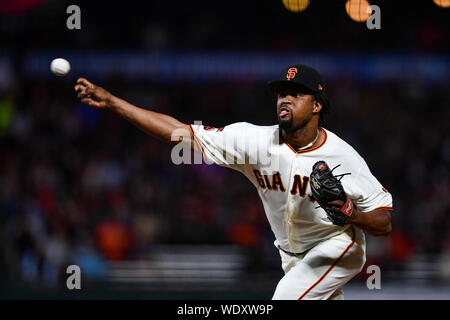 San Francisco, Kalifornien, USA. 29 Aug, 2019. August 29, 2019: San Francisco Giants Entlastung Krug Jandel Gustave (74) löst einen Pitch während der MLB Spiel zwischen den San Diego Padres und die San Francisco Giants bei Oracle Park in San Francisco, Kalifornien. Chris Brown/CSM Credit: Cal Sport Media/Alamy leben Nachrichten Stockfoto