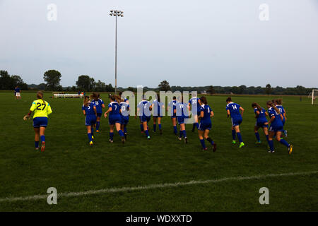 Ein High School Girls' Soccer Team übernimmt das Feld bei kreager Park in Fort Wayne, Indiana, USA. Stockfoto
