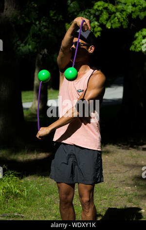 Ein Mann jongliert poi Kugeln beim Demonstrieren an shoaff Park in F Stockfoto