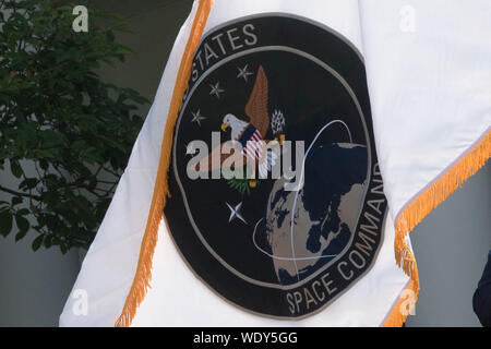 Die Flagge des US Space Command ist Unfurled im Weißen Haus in einer Präsentation mit Präsident Donald J. Trumpf, die eingehenden Kommandeur der US-Air Force Space Command, General John W. Raymond, Vice President Mike Pence, Verteidigungsminister Dr. Mark T. Esper, und Air Force Command Chief Master Sergeant Roger Towberman, Washington, D.C., Aug 29., 2019. (DoD Foto von Lisa Ferdinando) Stockfoto