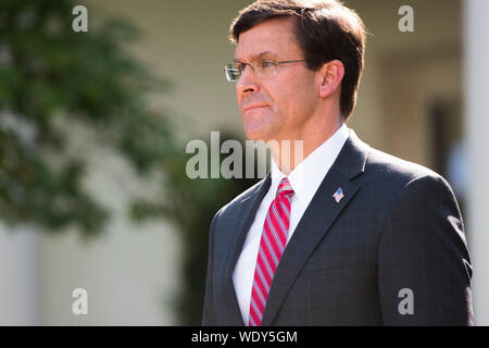 Verteidigungsminister Dr. Mark T. Esper wird gesehen, wie Präsident Donald J. Trumpf im Weißen Haus Zeremonie spricht über die Errichtung des US Space Command, Washington, D.C., Aug 29., 2019. (DoD Foto von Lisa Ferdinando) Stockfoto