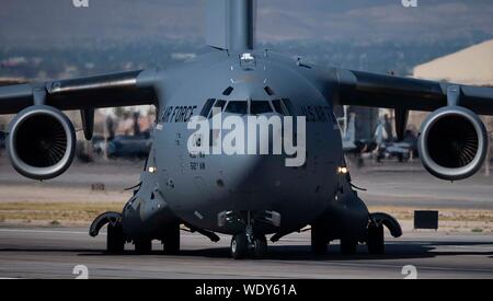 Eine C-17 A Globemaster III Frachtmaschine in die 436Th Airlift Wing in Dover Air Force Base (AFB), Delaware zugeordnet, Taxis auf einer Start- und Landebahn am Nellis AFB, Nevada, Aug 8, 2019. Obwohl Nellis' Mission konzentriert sich auf Training US-Kampfpiloten, mehrere Flugzeuge aus der ganzen Welt überschwemmen die flightline das ganze Jahr über. (U.S. Air Force Foto von Airman 1st Class Bryan Guthrie) Stockfoto