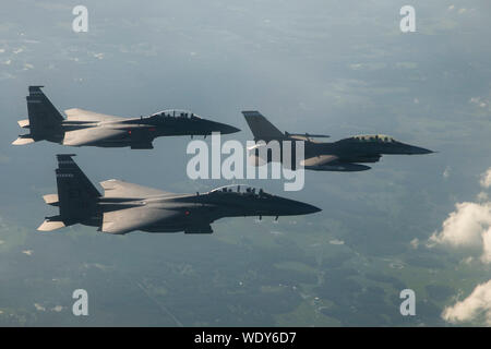 Zwei F-16D Fighting Falcons und zwei F-15E Strike Eagles vom 96. Test Wing, Eglin AFB, Fla., führen Sie eine Bildung Überführung der National Collegiate Athletic Association Football Saisonauftakt in Orlando, Fla., Aug 24., 2019. Die Miami Hurricanes spielte gegen die Florida Gators während der ersten Fußball-Spiel der Saison 2019. (U.S. Air Force Foto von der SrA Josua Hoskins) Stockfoto