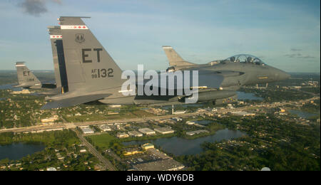 Zwei F-16D Fighting Falcons und zwei F-15E Strike Eagles vom 96. Test Wing, Eglin AFB, Fla., führen Sie eine Bildung Überführung der National Collegiate Athletic Association Football Saisonauftakt in Orlando, Fla., Aug 24., 2019. Die Miami Hurricanes spielte gegen die Florida Gators während der ersten Fußball-Spiel der Saison 2019. (U.S. Air Force Foto von der SrA Josua Hoskins) Stockfoto