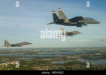 Zwei F-16D Fighting Falcons und zwei F-15E Strike Eagles vom 96. Test Wing, Eglin AFB, Fla., führen Sie eine Bildung Überführung der National Collegiate Athletic Association Football Saisonauftakt in Orlando, Fla., Aug 24., 2019. Die Miami Hurricanes spielte gegen die Florida Gators während der ersten Fußball-Spiel der Saison 2019. (U.S. Air Force Foto von der SrA Josua Hoskins) Stockfoto