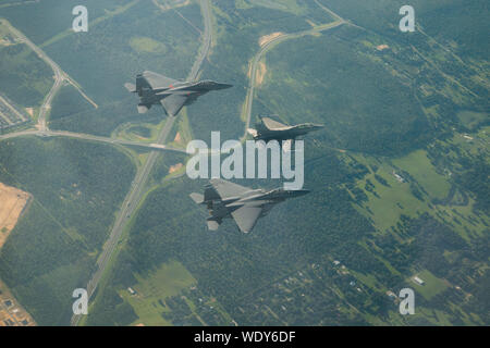 Zwei F-16D Fighting Falcons und zwei F-15E Strike Eagles vom 96. Test Wing, Eglin AFB, Fla., führen Sie eine Bildung Überführung der National Collegiate Athletic Association Football Saisonauftakt in Orlando, Fla., Aug 24., 2019. Die Miami Hurricanes spielte gegen die Florida Gators während der ersten Fußball-Spiel der Saison 2019. (U.S. Air Force Foto von der SrA Josua Hoskins) Stockfoto