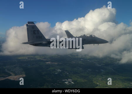 Zwei F-16D Fighting Falcons und zwei F-15E Strike Eagles vom 96. Test Wing, Eglin AFB, Fla., führen Sie eine Bildung Überführung der National Collegiate Athletic Association Football Saisonauftakt in Orlando, Fla., Aug 24., 2019. Die Miami Hurricanes spielte gegen die Florida Gators während der ersten Fußball-Spiel der Saison 2019. (U.S. Air Force Foto von der SrA Josua Hoskins) Stockfoto