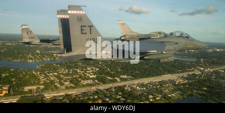 Zwei F-16D Fighting Falcons und zwei F-15E Strike Eagles vom 96. Test Wing, Eglin AFB, Fla., führen Sie eine Bildung Überführung der National Collegiate Athletic Association Football Saisonauftakt in Orlando, Fla., Aug 24., 2019. Die Miami Hurricanes spielte gegen die Florida Gators während der ersten Fußball-Spiel der Saison 2019. (U.S. Air Force Foto von der SrA Josua Hoskins) Stockfoto