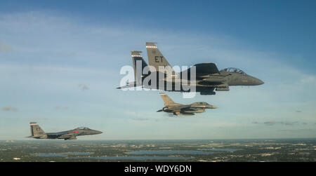 Zwei F-16D Fighting Falcons und zwei F-15E Strike Eagles vom 96. Test Wing, Eglin AFB, Fla., führen Sie eine Bildung Überführung der National Collegiate Athletic Association Football Saisonauftakt in Orlando, Fla., Aug 24., 2019. Die Miami Hurricanes spielte gegen die Florida Gators während der ersten Fußball-Spiel der Saison 2019. (U.S. Air Force Foto von der SrA Josua Hoskins) Stockfoto