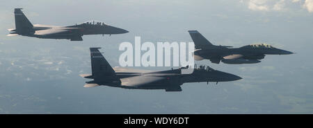 Zwei F-16D Fighting Falcons und zwei F-15E Strike Eagles vom 96. Test Wing, Eglin AFB, Fla., führen Sie eine Bildung Überführung der National Collegiate Athletic Association Football Saisonauftakt in Orlando, Fla., Aug 24., 2019. Die Miami Hurricanes spielte gegen die Florida Gators während der ersten Fußball-Spiel der Saison 2019. (U.S. Air Force Foto von der SrA Josua Hoskins) Stockfoto