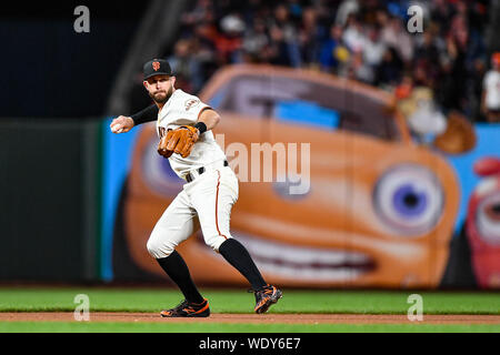 San Francisco, Kalifornien, USA. 29 Aug, 2019. August 29, 2019: San Francisco Giants dritter Basisspieler Evan Longoria (10) Felder einen Ball und wirft zunächst während der MLB Spiel zwischen den San Diego Padres und die San Francisco Giants bei Oracle Park in San Francisco, Kalifornien. Chris Brown/CSM Credit: Cal Sport Media/Alamy leben Nachrichten Stockfoto