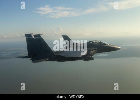 Zwei F-16D Fighting Falcons und zwei F-15E Strike Eagles vom 96. Test Wing, Eglin AFB, Fla., führen Sie eine Bildung Überführung der National Collegiate Athletic Association Football Saisonauftakt in Orlando, Fla., Aug 24., 2019. Die Miami Hurricanes spielte gegen die Florida Gators während der ersten Fußball-Spiel der Saison 2019. (U.S. Air Force Foto von der SrA Josua Hoskins) Stockfoto