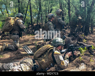 190828-N-QL 471-1396 Santa Rita, Guam (Aug. 28, 2019) US-Marines 3 Reconnaissance Bataillon zugeordnet, 3rd Marine Division und Neuseeland Segler, zugeordnet zu Ihrer Majestät Neuseeland Schiff Matataua, Taktieren Techniken während ein direkter Aktion Taktieren Ausbildung evolution Verhalten als Teil der Übung HYDRACRAB. HYDRACRAB ist ein viereck Übung durch Kräfte aus Australien, Kanada, Neuseeland, und U.S. Naval Forces. Der Zweck dieser Übung ist es, den Teilnehmenden die Beseitigung von Explosivstoffen (EOD) Kräfte zu bedienen als integrierte, der fähig ist, ein Stockfoto