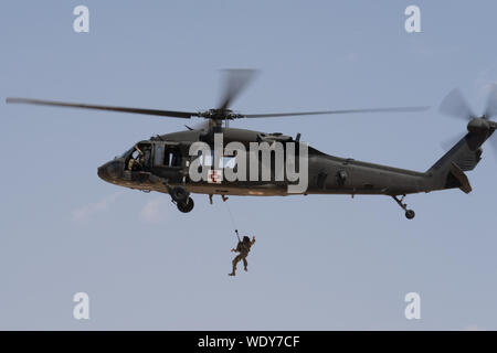 Die US-Armee medevac Crew mit G Unternehmen, 5. Allgemeine Unterstützung Aviation Battalion, 159 Aviation Regiment, im Combat Aviation Brigade, Task Force Javelin führt hoist Training am gemeinsamen Training Center in der Nähe von Amman, Jordan, 12.08.28, 2019, während der Übung eifrig Lion 19. Eifrig, Lion, US Central Command der größte und komplexeste ausüben, ist eine Gelegenheit, Kräfte in einem multilateralen Umwelt zu integrieren, arbeiten in realistischen Gelände und militärische Stärkung der militärischen Beziehungen. (U.S. Army National Guard Foto von Sgt. 1. Klasse Margaret Taylor) (spot Unschärfe des Bildes angewendet zu korr Stockfoto