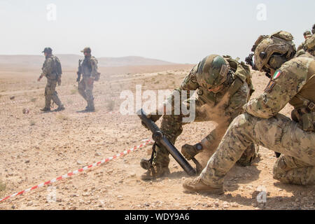 Ein Mitglied der U.S. Army Special Operations Command Brände eine Italienische 60 mm Mörser in einem taktischen Bereich Schulungen in Amman, Jordanien, 12.08.28, 2019, während der Übung eifrig Lion 2019. Eifrig, Lion, US Central Command der größte und komplexeste ausüben, ist eine Gelegenheit, Kräfte in einem multilateralen Umwelt zu integrieren, arbeiten in realistischen Gelände und militärische Stärkung der militärischen Beziehungen. (U.S. Army National Guard Foto von Sgt. Devon Bistarkey) Stockfoto