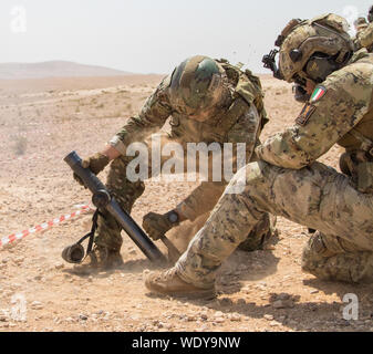 Ein Mitglied der U.S. Army Special Operations Command Brände eine Italienische 60 mm Mörser in einem taktischen Bereich Schulungen in Amman, Jordanien, 12.08.28, 2019, während der Übung eifrig Lion 2019. Eifrig, Lion, US Central Command der größte und komplexeste ausüben, ist eine Gelegenheit, Kräfte in einem multilateralen Umwelt zu integrieren, arbeiten in realistischen Gelände und militärische Stärkung der militärischen Beziehungen. (U.S. Army National Guard Foto von Sgt. Devon Bistarkey) Stockfoto