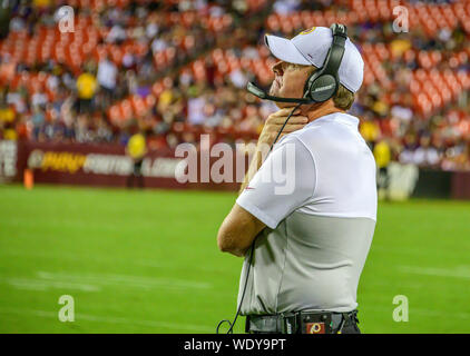 Landover, Maryland, USA. 29 Aug, 2019. Washington Redskins Head Coach Jay Gruden Uhren im vierten Quartal gegen die Baltimore Ravens am FedEx Feld in Landover, Maryland am Donnerstag, 29. August 2018. Die Ravens gewann das Spiel 20 - 7. Credit: Ron Sachs/CNP | Verwendung der weltweiten Kredit: dpa Picture alliance/Alamy leben Nachrichten Stockfoto