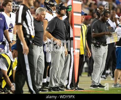 Landover, Maryland, USA. 29 Aug, 2019. Baltimore Ravens Head Coach John Harbaugh, Mitte, Uhren im zweiten Quartal gegen die Washington Redskins an FedEx Field in Landover, Maryland am Donnerstag, 29. August 2018. Die Ravens gewann das Spiel 20 - 7. Credit: Ron Sachs/CNP | Verwendung der weltweiten Kredit: dpa Picture alliance/Alamy leben Nachrichten Stockfoto