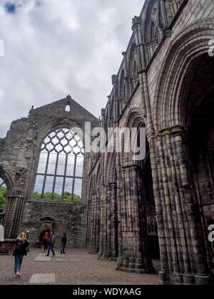 Ruinen von Holyrood Abbey am 28. Juli 2017 in Edinburgh, Schottland. Holyrood Palace, die offizielle Residenz des Monarchen des Vereinigten Königreichs in Ed Stockfoto