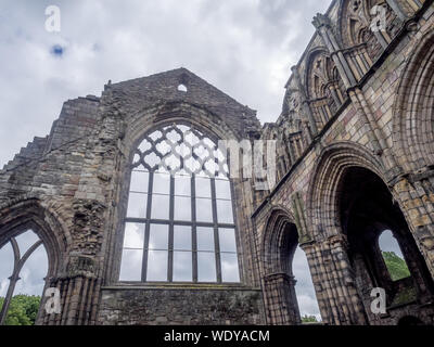 Ruinen von Holyrood Abbey am 28. Juli 2017 in Edinburgh, Schottland. Holyrood Palace, die offizielle Residenz des Monarchen des Vereinigten Königreichs in Ed Stockfoto
