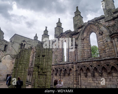 Ruinen von Holyrood Abbey am 28. Juli 2017 in Edinburgh, Schottland. Holyrood Palace, die offizielle Residenz des Monarchen des Vereinigten Königreichs in Ed Stockfoto