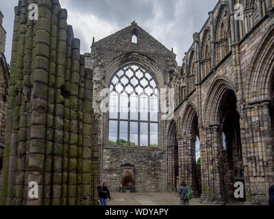 Ruinen von Holyrood Abbey am 28. Juli 2017 in Edinburgh, Schottland. Holyrood Palace, die offizielle Residenz des Monarchen des Vereinigten Königreichs in Ed Stockfoto